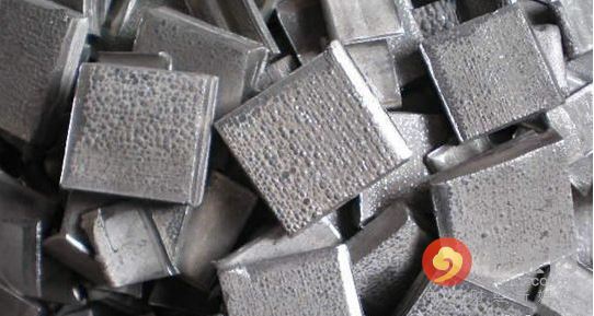 5月期鎳連續(xù)第三個(gè)月下跌，周四觸及去年6月來最低水準(zhǔn)每噸8,810美元，今年迄今下跌12%，是跌幅最大的主要基本金屬。